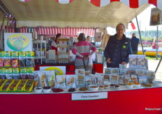 Aad van Ammers met de bio-snoeprange van Corn Candies en de glutenvrije producten van het merk Schnitzer. 